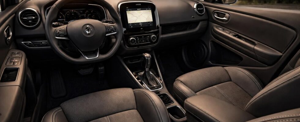 découvrez comment l'intérieur de la renault clio 4 allie confort et esthétique pour offrir une expérience de conduite agréable et stylée.