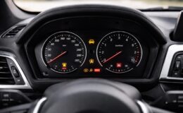 découvrez la liste complète des voyants d'alerte sur une bmw série 1 et apprenez à décrypter les erreurs fréquentes pour mieux comprendre votre véhicule.