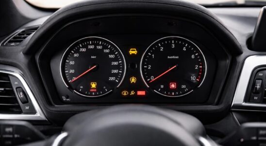 découvrez la liste complète des voyants d'alerte sur une bmw série 1 et apprenez à décrypter les erreurs fréquentes pour mieux comprendre votre véhicule.