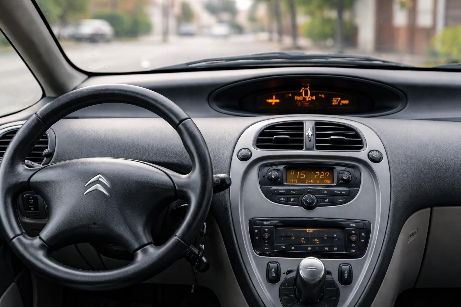 découvrez les témoignages de propriétaires de citroën xsara picasso 2.0 hdi confrontés au voyant orange et aux défauts moteur, leurs expériences et conseils pour résoudre ces problèmes.