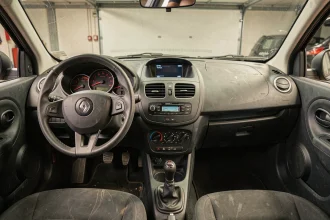 Tableau de bord d'une Renault Clio II finition RS Sport avec cadrans à accents rouges et volant sport trois branches
