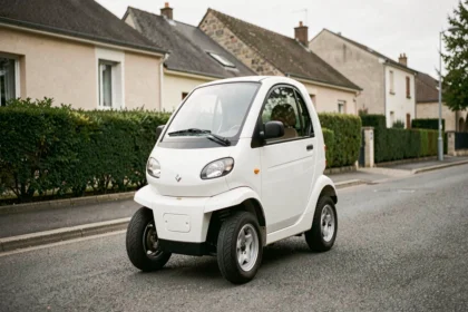 Voiture sans permis électrique garée dans une rue résidentielle française, vue en perspective 3/4
